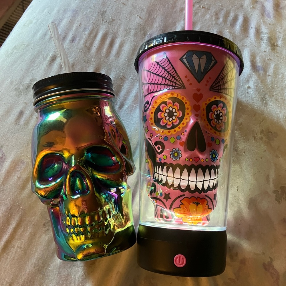 Brand new two skull tumblers